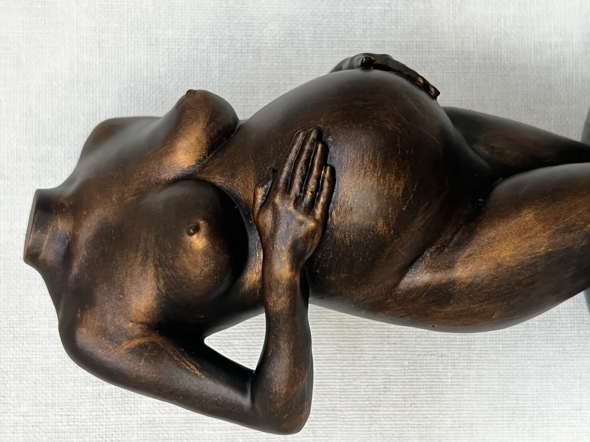 Arte-Lumina zwangerschapsbeeldje vooraanzicht, wax afgewerkt in bronslook, prachtig detail